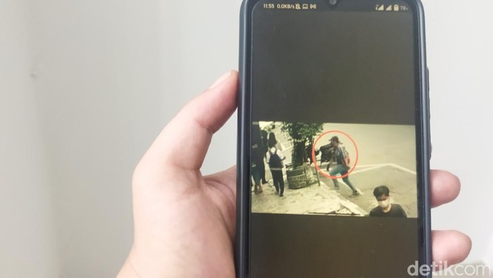Tangkapan layar video viral siswa SMP dicopet.