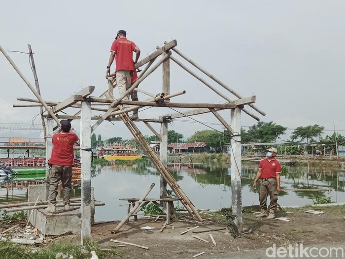 Tim gabungan membersihkan bangunan di tepi Rawa Jombor.