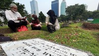 Warga juga berdoa di makam sanak keluarga.
