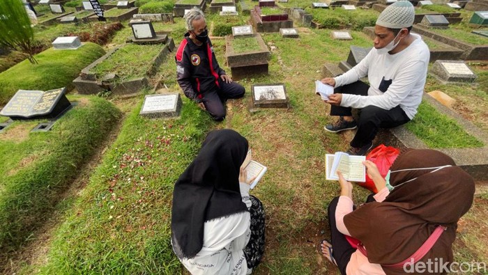 Menjelang datangnya bulan suci Ramadan 1443 H, banyak warga yang melakukan tradisi ziarah kubur untuk mendoakan sanak keluarga. Warga berdoa di makam sanak keluarga,  di TPU Karet Pasar Baru Barat, Jakarta, Jumat (25/03/2022).