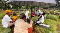 Para peziarah datang ke area pemakaman itu untuk mendoakan sanak keluarga yang telah tiada menjelang bulan Ramadan.