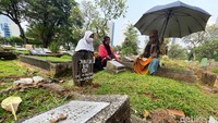 Ziarah kubur sudah menjadi tradisi turun temurun yang terus terjaga.