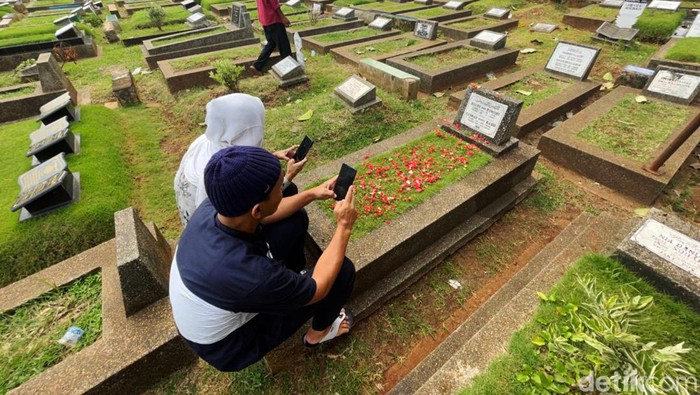 Menjelang datangnya bulan suci Ramadan 1443 H, banyak warga yang melakukan tradisi ziarah kubur untuk mendoakan sanak keluarga. Warga berdoa di makam sanak keluarga,  di TPU Karet Pasar Baru Barat, Jakarta, Jumat (25/03/2022).