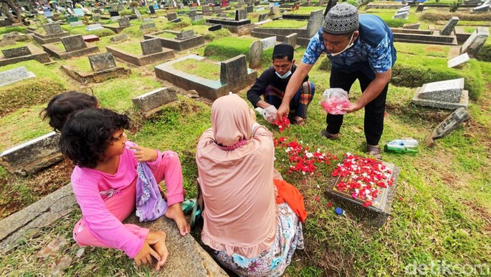 Tradisi Ziarah Kubur Jelang Ramadan Menjelang datangnya bulan suci Ramadan 1443 H, banyak warga yang melakukan tradisi ziarah kubur untuk mendoakan sanak keluarga. Warga berdoa di makam sanak keluarga, di TPU Karet Pasar Baru Barat, Jakarta, Jumat (25/03/2022).
