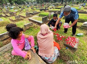 Hukum Menabur Bunga dan Menyiramkan Air Saat Ziarah Kubur serta Doanya