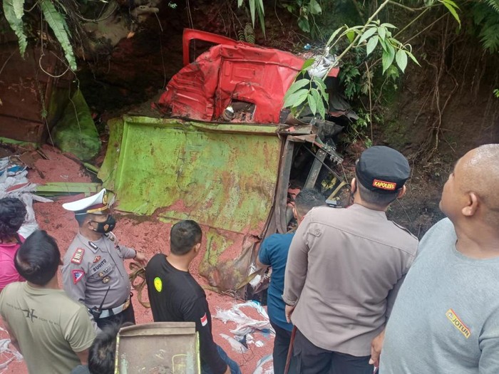 Truk tronton masuk ke jurang sedalam 20 meter di Wonosobo, dua orang tewas, Jumat (25/3/2022).