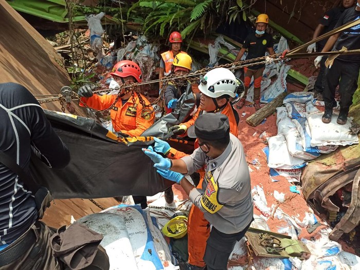 Truk tronton masuk ke jurang sedalam 20 meter di Wonosobo, dua orang tewas, Jumat (25/3/2022).