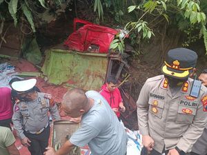 Truk Tronton Masuk Jurang 20 Meter di Wonosobo, 2 Orang Tewas