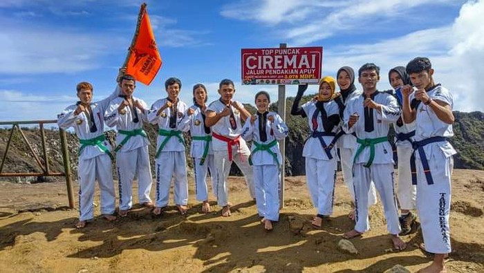 UKM Tarung Derajat Uniku berlatih di puncak Gunung Ciremai