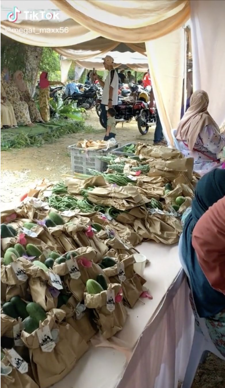Unik! Mempelai Ini Bagikan Suvenir Pernikahan Isi Mentimun hingga Pare