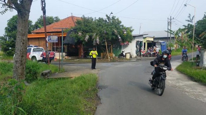 Unit Laka Satlantas Polres Boyolali melakukan olah TKP emak-emak ditemukan tewas di parit, Boyolali, Jumat (25/3/2022).