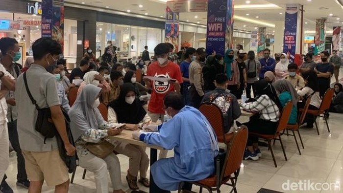 Syarat mudik membuat  antrean vaksinasi COVID-19 di Karawang membludak.