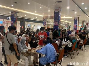 Jadi Syarat Mudik, Antrean Vaksinasi Booster di Karawang Membludak!