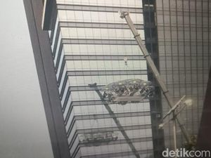 Sorotan ke Resto Diangkat Crane Dijawab Pengelola soal Keselamatan