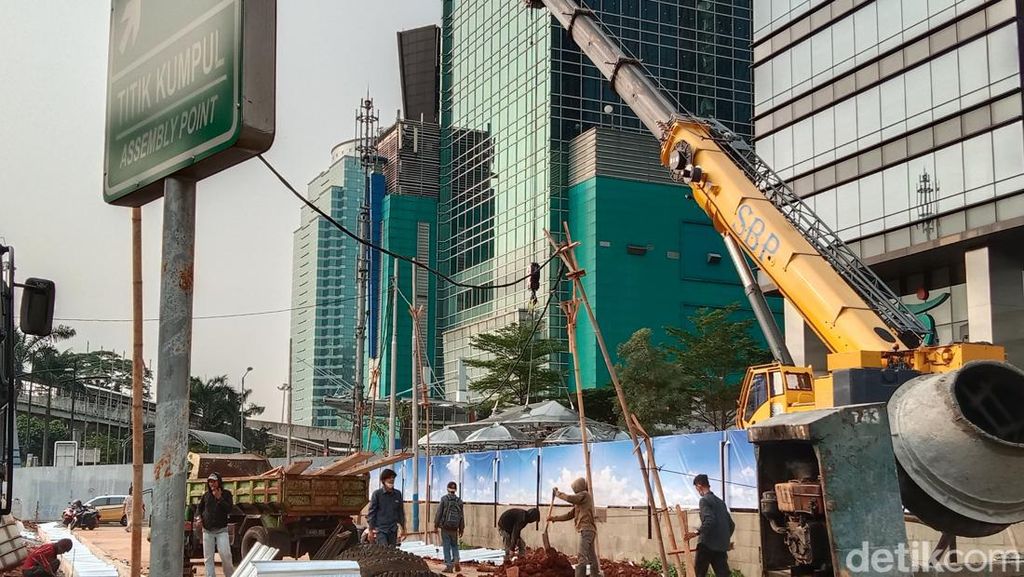Resto Melayang Diangkat Crane Viral di Semanggi Beroperasi 5 April