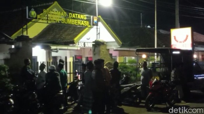warga membawa pelaku ke polsek sumberasih
