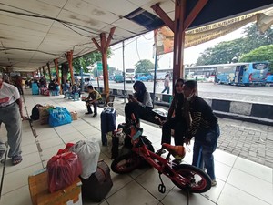 Pemudik di Terminal Kalideres Colong Start: Keburu Aturannya Beda Lagi