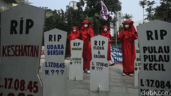 Zombie Hingga Pocong Ikut Aksi Selamatkan Bumi Massa dengan menggunakan kostum zombie melakukan aksi teatrikal di jalan Jendral Sudirman, Jakarta, Jumat (25/3). Aksi ini menyerukan darurat iklim.