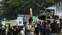 Massa ini melakukan aksi longmarch dari Tugu Sepeda hingga Taman Dukuh Atas.
