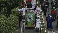 Dalam aksinya mereka menggunakan jalur sepeda sehingga harus berlawanan arah dengan para pemotor yang nekat menerobos jalur sepeda.