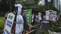 Selain di Jakarta, aksi Global Climate Strike ini juga digelar di 20 kota di Indonesia. Seperti di Sukabumi, Solo, Yogyakarta, Jember, Malang, Makassar, Medan dan lainnya.