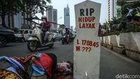 Aksi ini cukup menyita perhatian pengguna jalan.