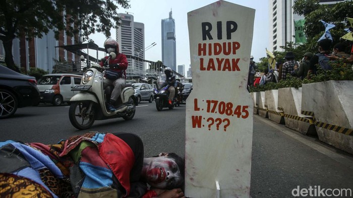 Zombie Hingga Pocong Ikut Aksi Selamatkan Bumi Massa dengan menggunakan kostum zombie melakukan aksi teatrikal di jalan Jendral Sudirman, Jakarta, Jumat (25/3). Aksi ini menyerukan darurat iklim.
