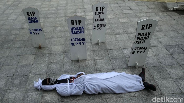 Massa dengan menggunakan kostum zombie melakukan aksi teatrikal di jalan Jendral Sudirman, Jakarta, Jumat (25/3). Aksi ini menyerukan darurat iklim.