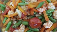 Pas untuk tanggal tua, resep oseng ini memakai sayuran sebagai bahan utamanya. Ada paduan renyahnya buncis dan wortel yang dibalut bumbu gurih manis seperti saus tiram, kecap manis, dan saus tomat. Resep lengkapnya bisa diintip di sini. Foto: Erliana Riady