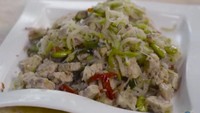 Masih berbahan sayuran, kamu bisa bikin oseng-oseng waluh dengan paduan tempe dan pete yang nikmat. Menu sayuran ini gampang dan cepat dibuat. Dijamin bikin makin semangat saat makan nasi. Resepnya ada di sini. Foto: YouTube Yongki Gunawan
