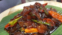 Pedas manisnya oseng kikil jadi jodoh lauk sempurna untuk nasi hangat. Apalagi tekstur lembutnya kikil memuaskan selera. Kamu bisa melihat bahan dan cara membuatnya di resep ini. Foto: detikfood