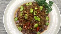Punya stok pete dan daging? Coba bikin oseng daging pete ini. Supaya makin nikmat gunakan lembaran daging sapi sukiyaki yang lembut juicy. Bumbunya gampang didapat seperti shoyu, minyak wijen, dan kecap manis. Ini dia resep oseng daging pete. Foto: detikfood