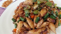Cumi asin punya banyak penggemar. Rasanya makin enak saat dioseng bersama cabai hijau. Bumbu lainnya lengkap seperti bawang, jahe, cabai rawit, dan tomat hijau. Ini dia resep oseng cumi asin cabai hijau yang bikin nambah nasi! Foto: detikfood