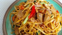 Oseng-oseng tak melulu dibuat dengan protein dan sayuran saja, tapi juga mie. detikfood punya resep oseng mie rawit yang menambah selera makan ini. Penambahan bakso sapi bikin rasanya makin enak. Yuk, intip resepnya ini. Foto: detikfood