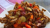Kalau bosan masak usus ayam dengan cara digoreng saja, coba resep oseng mercon usus ayam ini. Paduan tekstur renyah gurih usus goreng terasa sempurna dengan bumbu cabai yang pedasnya nikmat. Lihat bahan dan cara membuatnya di sini. Foto: detikfood