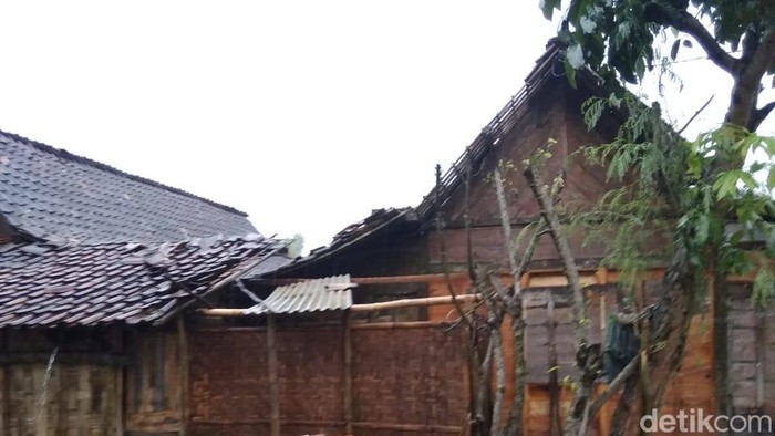 31 rumah warga Desa Pandan rusak ringan hingga berat akibat hujan disertai angin kencang