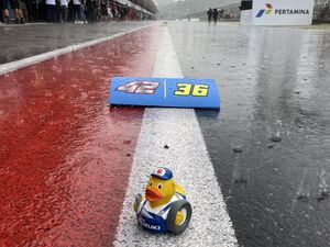 Bukan Jimat atau Pawang, Ini Cerita Bebek Imut Suzuki yang Muncul di MotoGP Mandalika