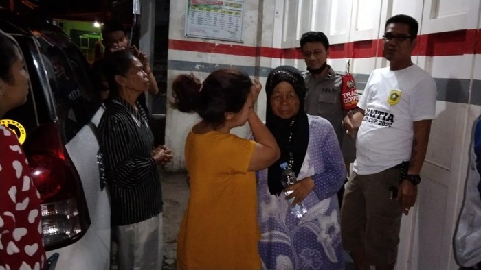 Aipda Asep Komara, anggota Polres Kabupaten Bogor menyelamatkan nenek yang tersesat dari Cianjur ke Bogor, Jawa Barat, tengah malam.