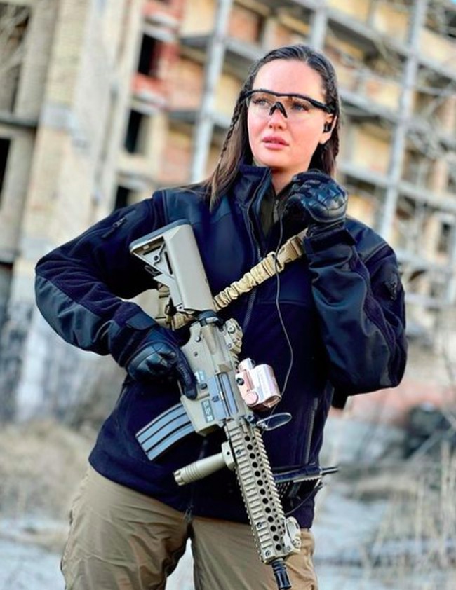 Anastasiia kemudian mengunggah foto mengenakan pakaian militer sambil membawa senjata. Dalam foto tersebut, Anastasiia memberikan keterangan foto dengan hashtag  #StandWithUkraine.Foto: dok. Instagram