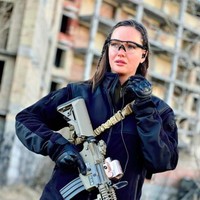 Anastasiia kemudian mengunggah foto mengenakan pakaian militer sambil membawa senjata. Dalam foto tersebut, Anastasiia memberikan keterangan foto dengan hashtag  #StandWithUkraine.Foto: dok. Instagram