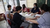 Sebelum divaksin, warga menjalani serangkaia tes kesehatan atau skrining kesehatan.