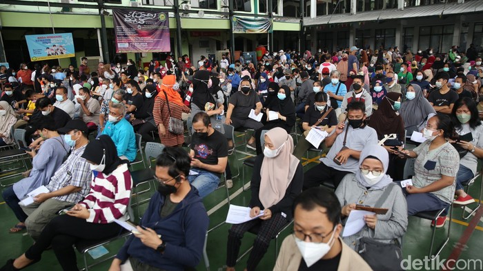 Petugas memberikan vaksin covid 19 booster kepada masyarakat di Aula Masjid Al Ittihad, Tebet, Jakarta Selatan, Sabtu (26/3/2022). Sebanyak seribu vaksin booster disiapkan untuk diberikan kepada warga masyarakat. Setiap warga yang mendapatkan vaksin booster diberikan minyak goreng 1 liter.