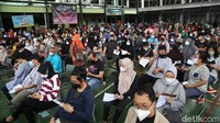 Warga yang hendak divaksin berkumpul di aula Masjid Al Ittihad, Tebet, Jakarta Selatan.