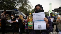 Setiap warga yang mendapatkan vaksin booster diberikan minyak goreng 1 liter.