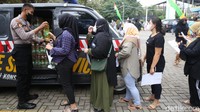 Usai mendapatkan vaksin booster, warga dapat antre untuk mendapatkan minyak goreng.