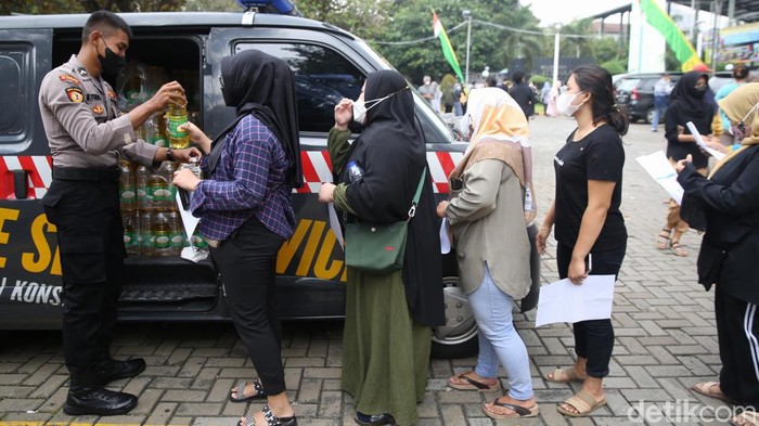 Bukan Buat Rebutan, Cerita Haru Ibu-ibu Disuntik Booster Hadiah Minyak Goreng