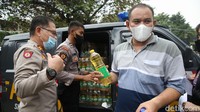 Tidak hanya emak-emak, bapak-bapak juga antusia dengan vaksin booster dapat minyak goreng.