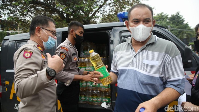 Lokasi Booster COVID-19 Ramai, Gegara Hadiah Minyak Goreng atau Ingin Mudik?