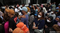 Penampakan antrean warga yang akan mengikuti vaksinasi booster dapat minyak goreng. Sebanyak seribu vaksin booster disiapkan untuk diberikan kepada warga