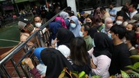 Warga yang antusias dengan program vaksin booster dapat minyak goreng sudah antre sejak pagi di Masjid Al Ittihad, Tebet, Jakarta Selatan, Sabtu, (26/3/2022).
